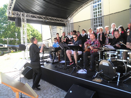 Der Chor mit Band beim Open-Air-Gottesdienst