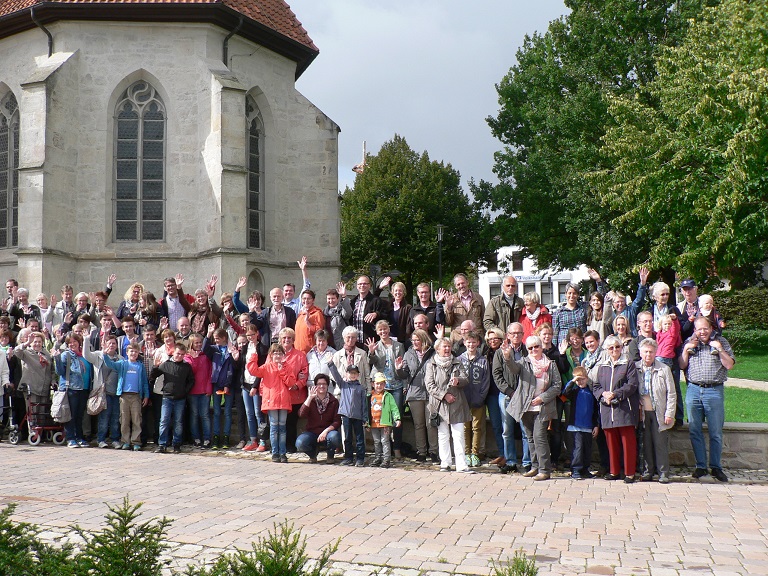 Gemeinde vor der Kirche